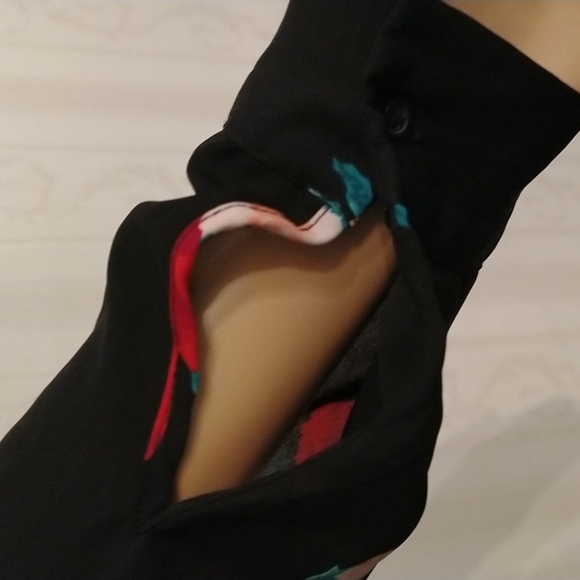 - 🌸Beautiful Candies floral top with shoulder slits size M NWOT🌺 - Picture 8 of 8